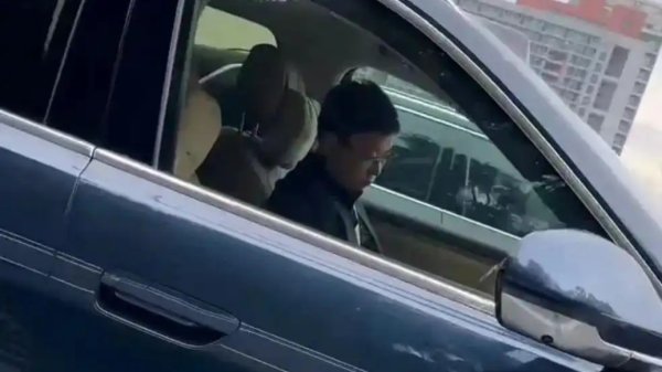 配资评测网 深圳交警回应“余承东疑似开车睡觉”：睡觉等行为影响安全 不允许