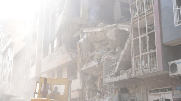 配资头条网站 以色列多地遭导弹袭击 伊朗多处储油设施遭袭