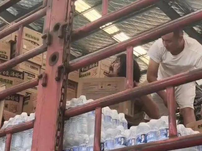 残疾小伙捐物资账户剩5毛钱 善举感动全网